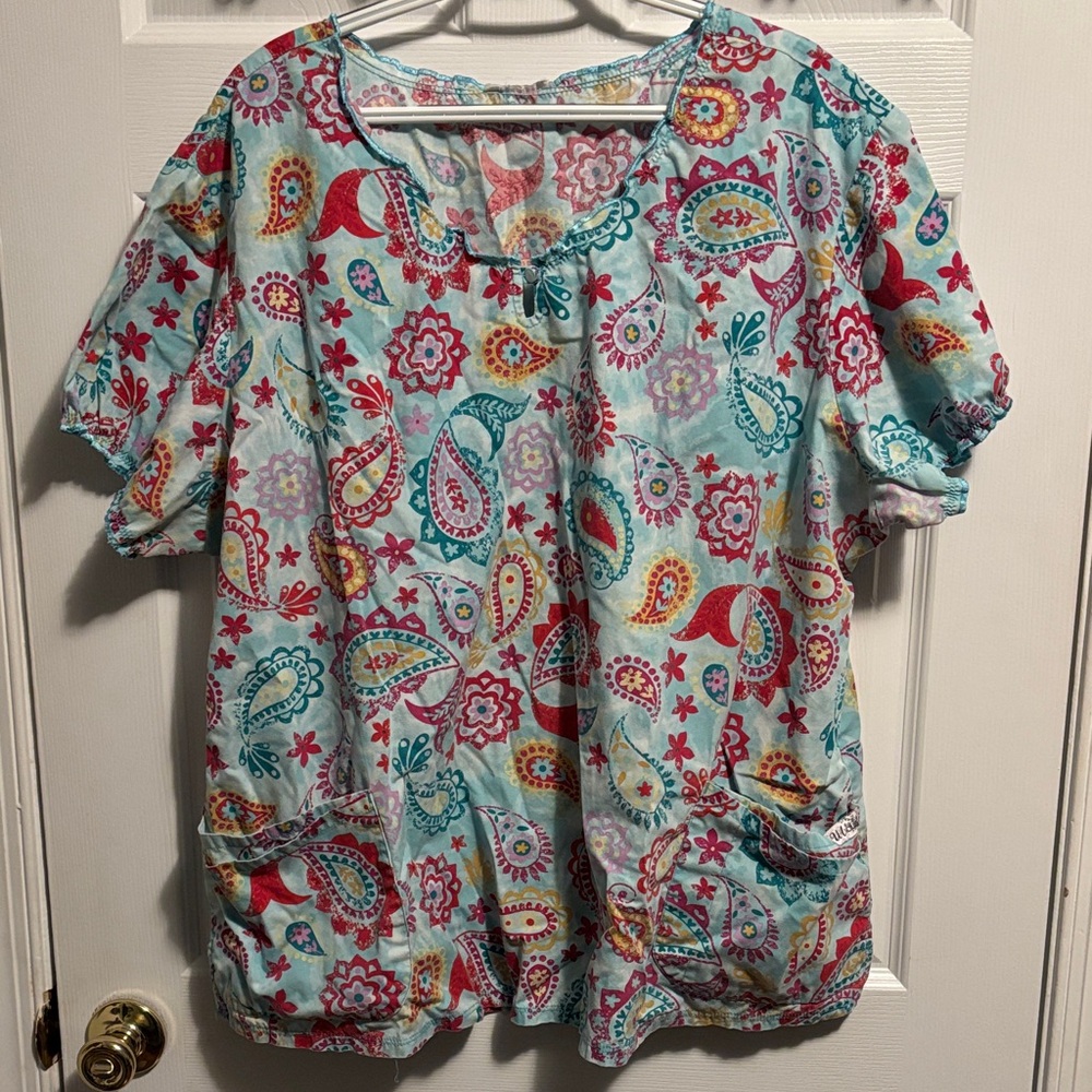 Uniform Advantage Plus Paisley Print Scrub Top. Size 3x.